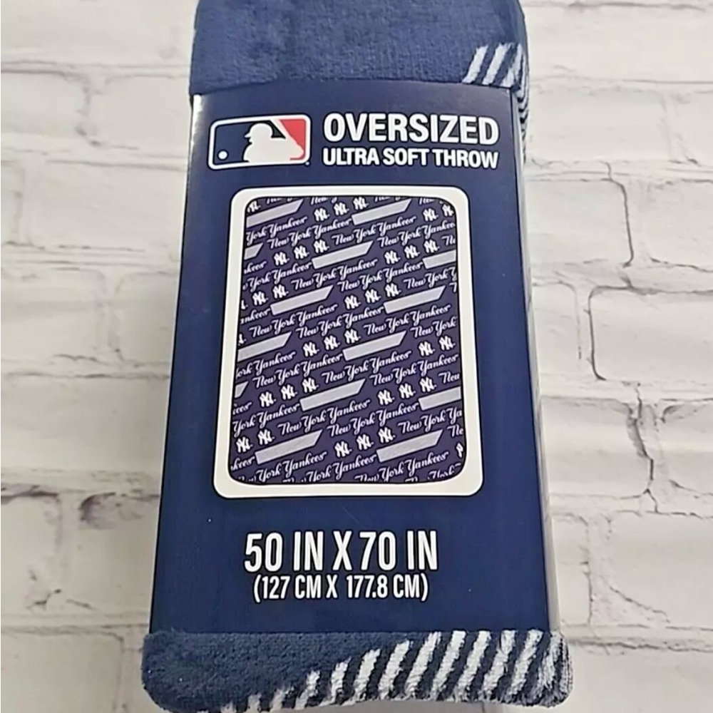 MLB New York Yankees Ultra Soft Throw Blanket